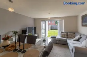 Walk To Airport - 3 Bedrooms x2 Driveway - EV Charging - Washer & Dryer - Image 2