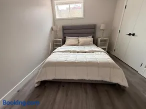 Cozy Suite Near Airport - Image 3