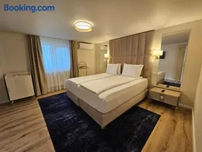 Hotel Queen - Image 1