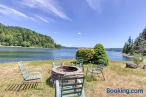 Serene & Luxury Retreat, Waterfront, Hot tub, Clamming - Image 2