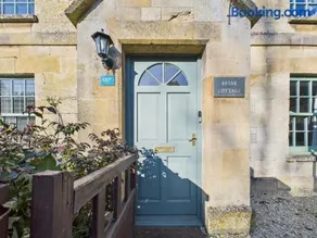 Romantic Cottage in the Cotswolds with Private Parking and WiFi - Image 2