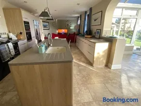 Coastal family home, sea views, indoor pool - Image 3