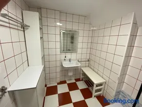 Cozy and central apartment with parking - Image 2