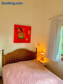 Casa COMPLETA, 2 quartos, Estacionamento GRATUITO, WIFI 300MB, frigobar, microondas, fogão e jardim - Image 3