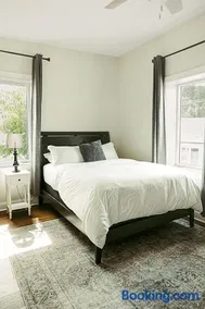 Spacious Freshly Renovated Townhome - City Side - Image 1
