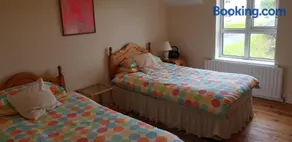 Beautiful 3 Bed Apartment with Balcony Sea View - Image 1