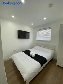 Modern en-suite rooms Luton air port - Image 5