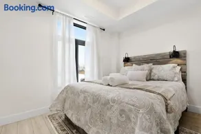 Spacious 2-Bedroom Suite Mins to the Falls Parking & Sleeps 5 - Image 1
