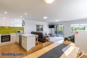 Central Chic- Beautifully appointed townhouse - Image 1