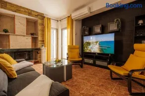 Central, Homely & Bright Gem with Balcony, Fast WiFi & Workspace by The Front Desk - Image 1