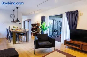 テラスでBBQ&サウナ&ジャグジー付き 築浅おしゃれな貸別荘 最大16名宿泊可能 Cottage Uruma - Image 1