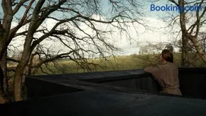 Bather's Cabin - Image 4