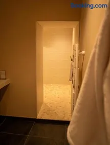 La Parenthèse Suites - appartement luxueux avec sauna et baignoire balnéo - Image 4