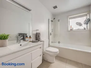 Marina View Apartment - Image 1