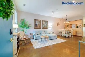 ☆Historic Living•2 Separate Spaces•Downtown•Walk to Forsyth Park•Private Patio/Porch☆ - Image 2