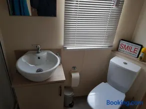 6 BERTH DELUXE CARAVAN PALM GROVE 42 - Image 2
