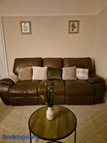 Spacious house with parking in excellent location - Image 4