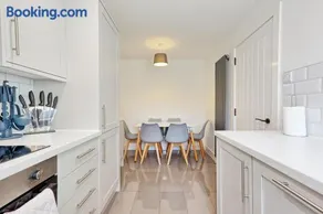 Whole house, sleeps 8, close to City centre - Image 4