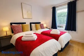 4 Bed Cosy Home w Free parking, Pets Welcome - Image 5