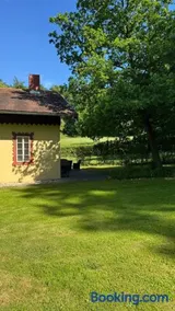 A romantic cottage in the middle of the chateau garden - Image 3
