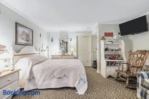 Quiet Getaway with Queen Bed & Wi-Fi - Image 1