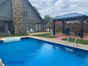 Relaxing Oasis with Pool Gazebo in Family-Friendly Neighborhood - Image 2