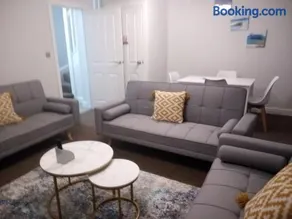 Cosy & Spacious 4 Bedroom House with Free Parking in Birmingham - Image 5