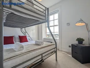 Elegant Apartment in Hamilton Square Free Parking - Image 3