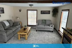 Cozy Cottage Sleeps 4 Walk to Downtown Springs - Image 1