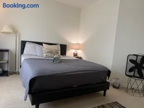 Wonderful room in great neighborhood near Downtown - Image 3