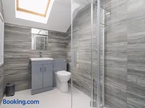 The View - Peaceful Duplex Apartment with Views, Parking & Wifi - Image 4