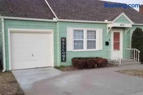BLUE FLAMINGO'S CHARMING HOME-Heart of Tulsa2- Cherry St-Expo-11th - Image 2