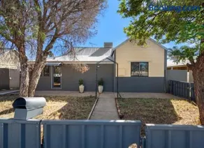 1915 cottage renovated and ready - Image 4