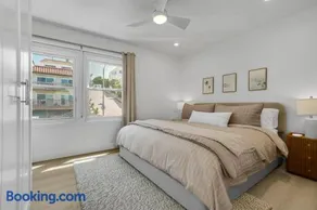 Cozy Coastal Retreat with King Bed & Full Kitchen - Image 1