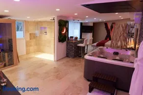 Loveroom de charme avec jacuzzi et sauna - Image 1