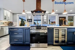 New Sunday River Ski Retreat with Hot Tub Spa - FirePit Sleeps 16 - Image 3