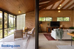 Tranquil mountain escape with bushland views - Image 3