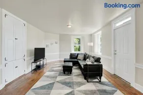 Spacious 5-Bed Retreat in Charming Kennett Square - Image 3