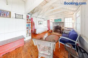 Dog-friendly oceanfront cottage with views - Image 4