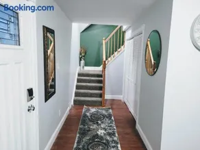 Nice house with private parking, king bed fenced yard - Image 4
