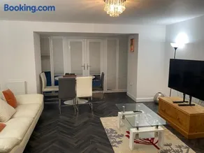 4 Bed Station Garden House - Image 4