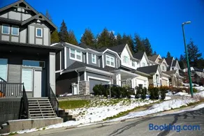 Designer Zen Villa, Premium Coquitlam Stay, Minutes to Transit - Image 3