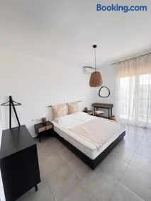 Oliviera Calm Home - 7 Min Walk to Beach View, Pool - Image 4