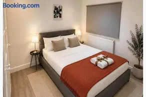 North West London 3-Bed Flat Sleeps 7 with Garden - Image 3
