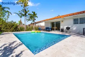 6BR 3BA Heated Pool Miami Vacation - Image 1