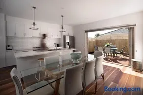 Luxury Pet-Friendly 4BR Home Walk to Beach - Image 2