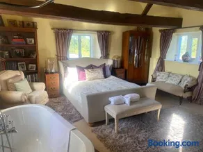 Upper House Stunning Country Home - Image 4