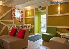 Family Retreat in a Green Setting in Waimes - Image 4