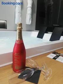 ZOE LUXURY SUITES - Image 3