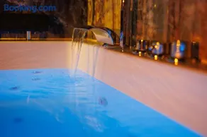 Suite Dark Luxe avec Écran géant de cinéma et jacuzzi - Image 2